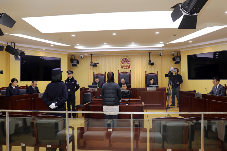 庭审中,李健检察长作为公诉人